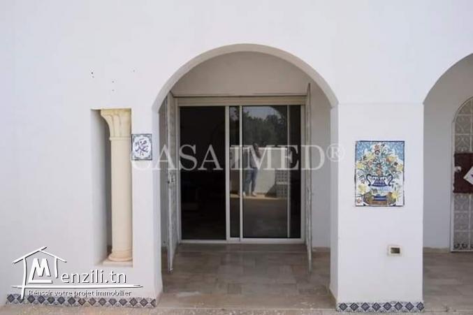 un bel appartement occupe la 1er étage