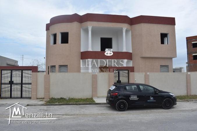 Villa avec étage inachevé en plein zone touristique