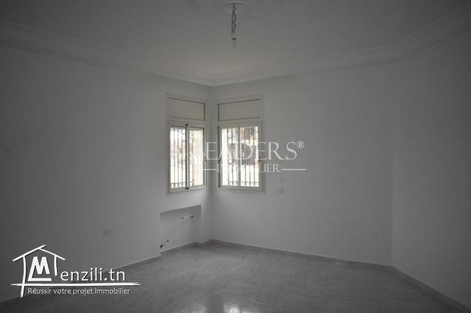 Villa avec étage inachevé en plein zone touristique