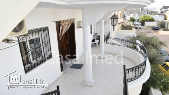 une belle villa 3 étage situé à mannouba