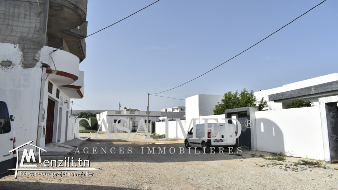 un beau terrain situé à manouba près magasin Aziza