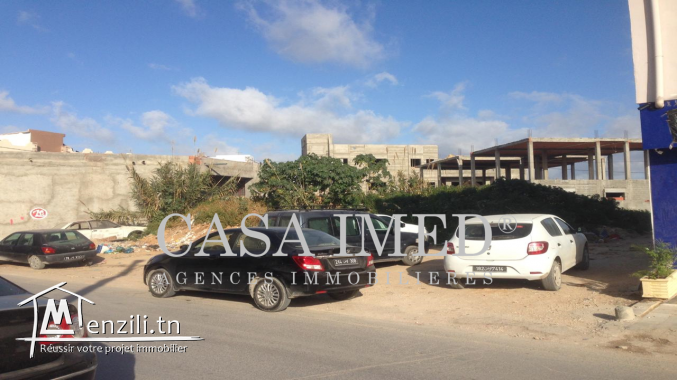 e un beau terrain situé à manouba