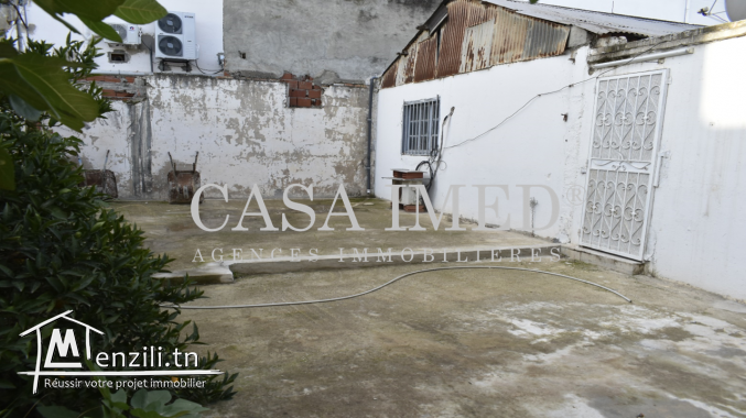 pose Un superbe terrain situé au Bardo