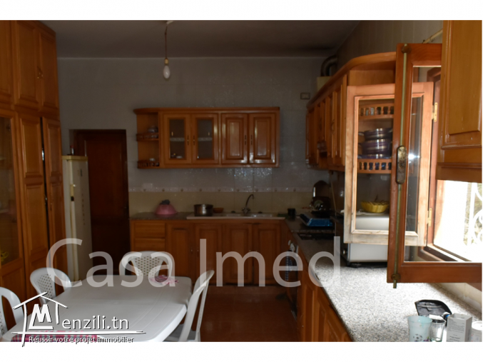 une villa de 1000m²  à Mnouba