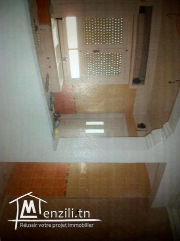 un bel studio avec une grande chambre â couché