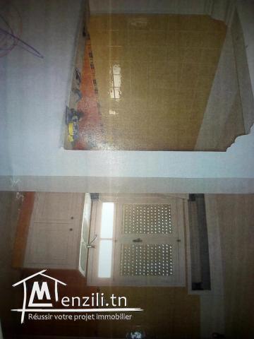 un bel studio avec une grande chambre â couché