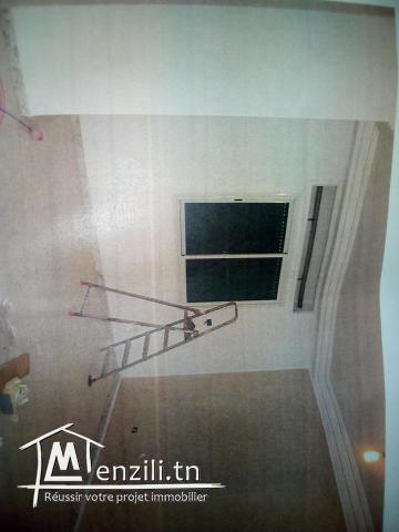 un bel studio avec une grande chambre â couché