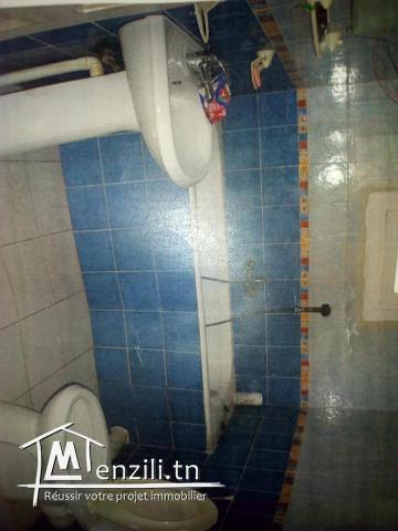 un bel studio avec une grande chambre â couché