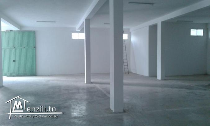 un dépôt couvert et en bon état à louer