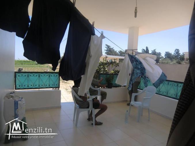 maison avec garage et jardin titre bleu