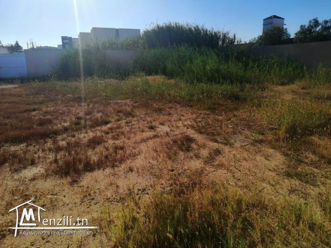 Beau terrain de 728m avec titre individuel