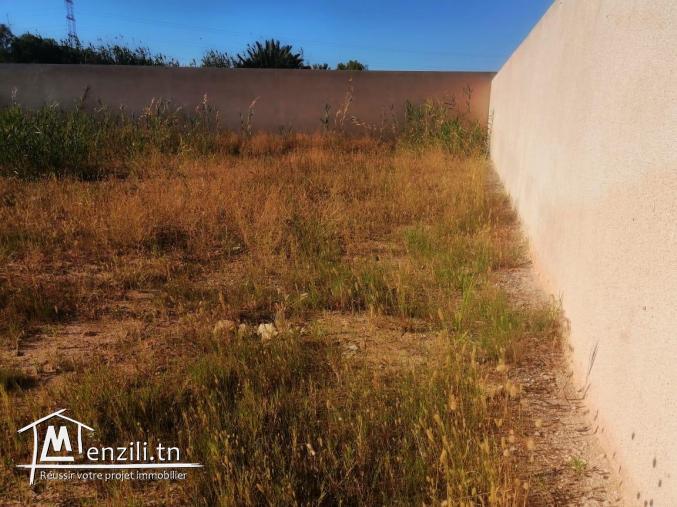 Beau terrain de 728m avec titre individuel