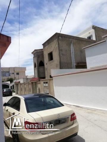 Villa inachevée avec studio fini