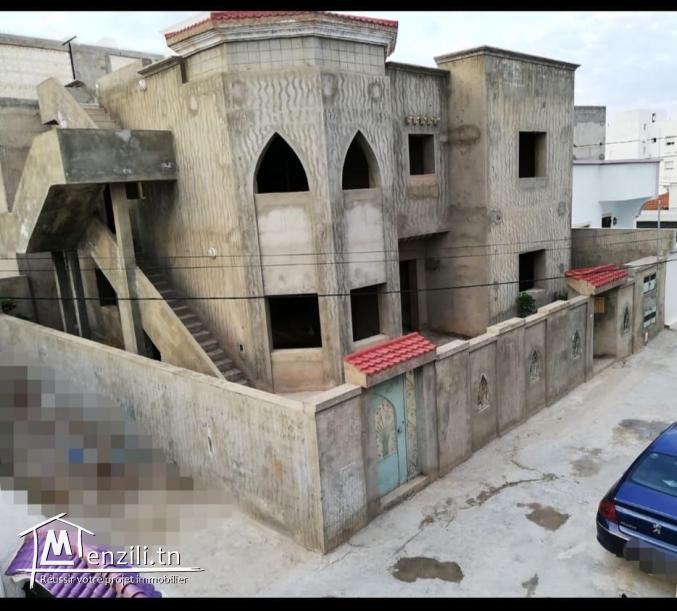 Villa inachevée avec studio fini