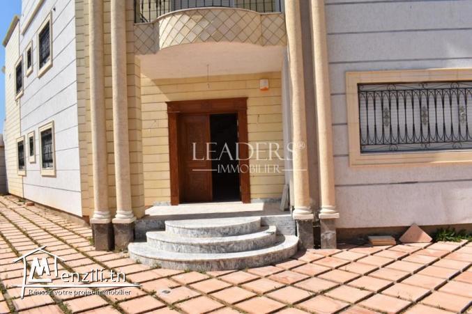 une magnifique villa haut standing avec jardin  dans un emplacement stratégique a Borj Cedria.