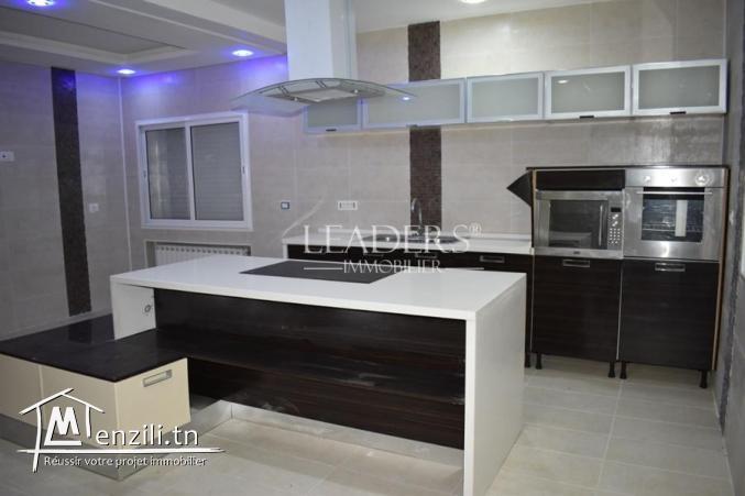 une magnifique villa haut standing avec jardin  dans un emplacement stratégique a Borj Cedria.