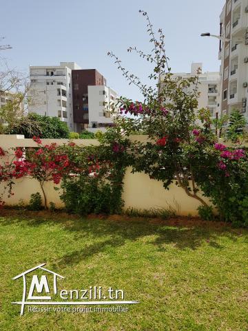 un rez de chaussée avec vue sur jardin à hammamet