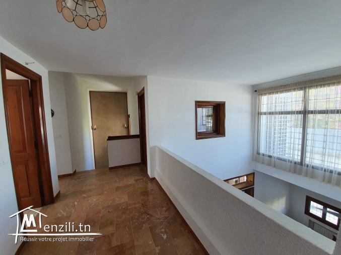 Villa de 350m² sur terrain de 506 m² à El Manar 2