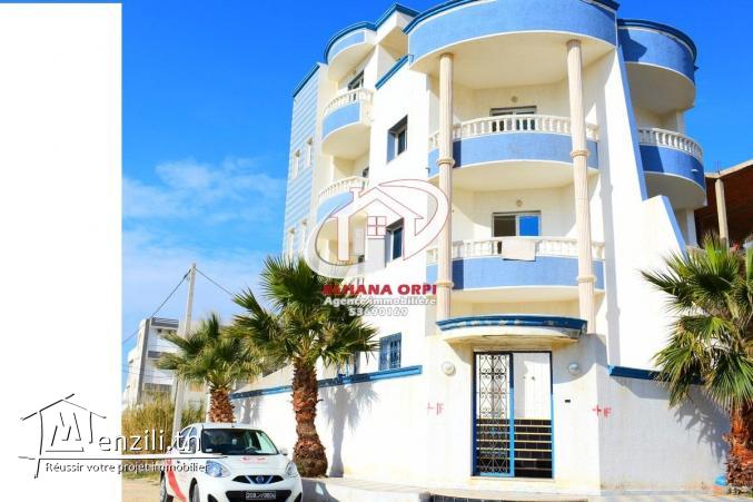 petite immeuble vue sur mer et pied dans l'eau à baghdedi