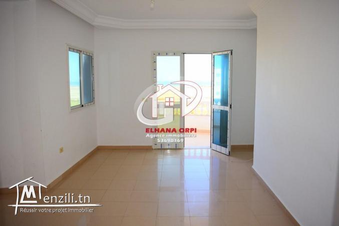 petite immeuble vue sur mer et pied dans l'eau à baghdedi