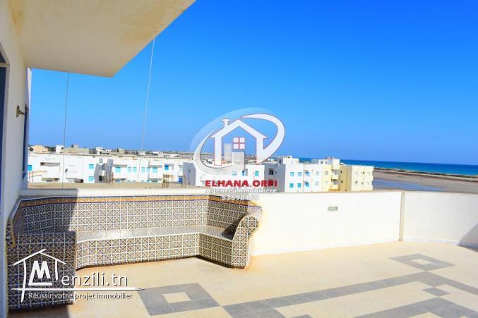petite immeuble vue sur mer et pied dans l'eau à baghdedi