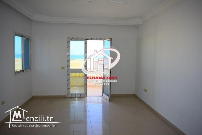 petite immeuble vue sur mer et pied dans l'eau à baghdedi