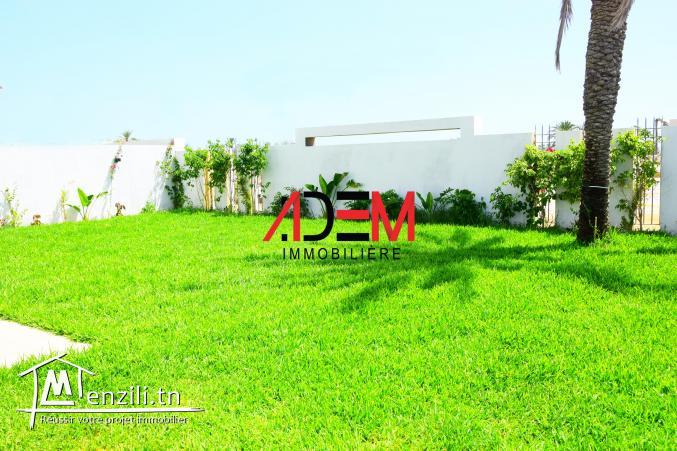 villa avec piscine et place parking pour deux voitures