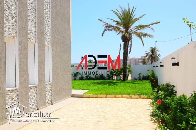 villa avec piscine et place parking pour deux voitures