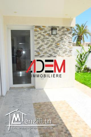 villa avec piscine et place parking pour deux voitures