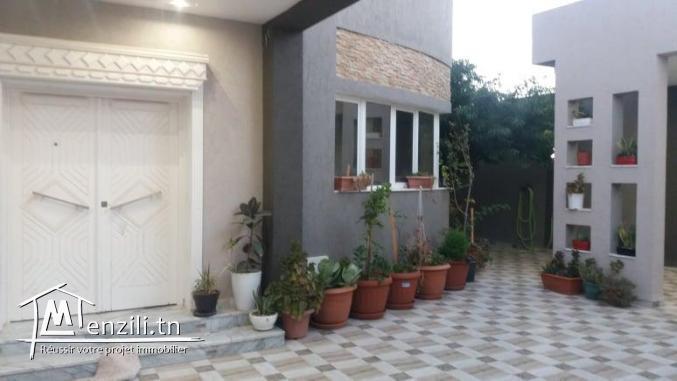 A vendre Une villa très haute standing divisée en 4 étages et un studio