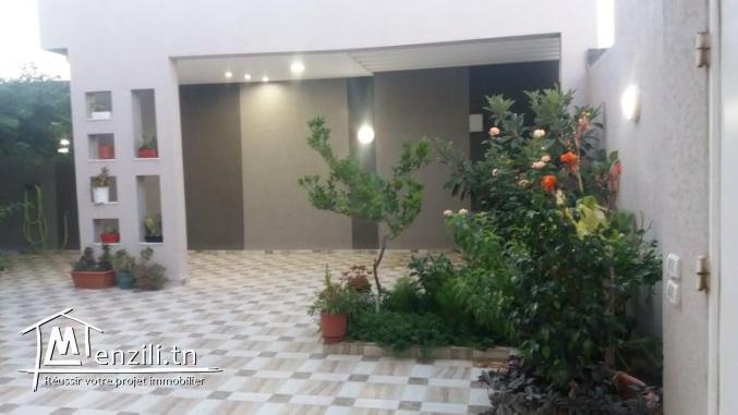 A vendre Une villa très haute standing divisée en 4 étages et un studio