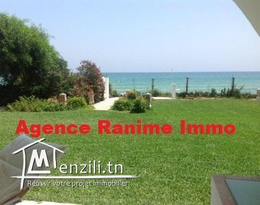 Villa de 600m2 pieds dans l’eau a el haouaria