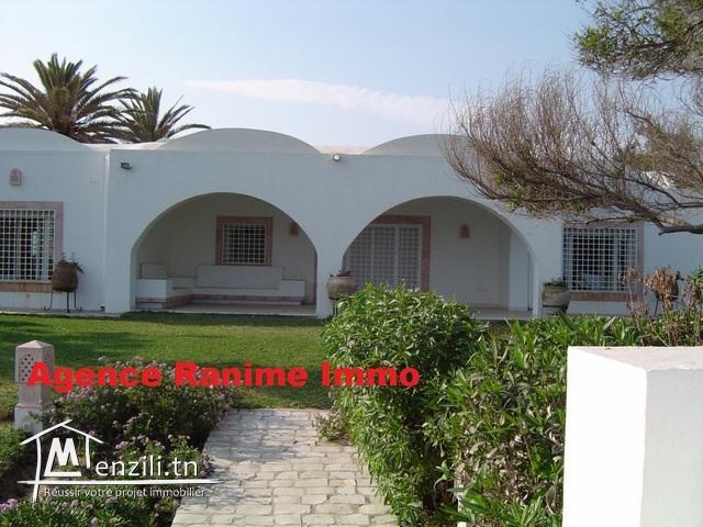 Villa de 600m2 pieds dans l’eau a el haouaria