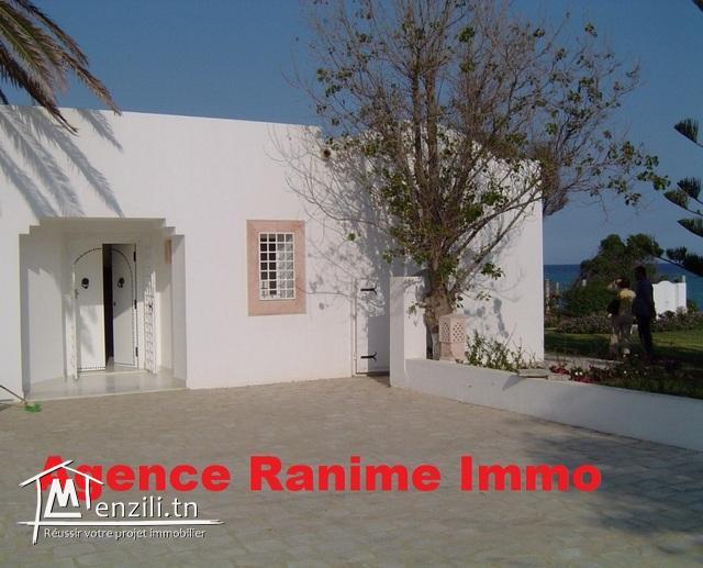 Villa de 600m2 pieds dans l’eau a el haouaria