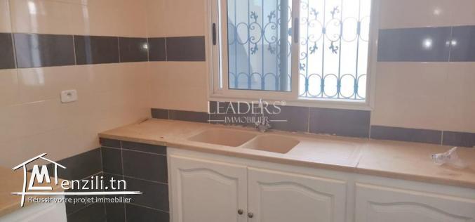 duplex S+2 avec terrasse et abri voiture situé sur l’autoroute à côté de Bir Lobita