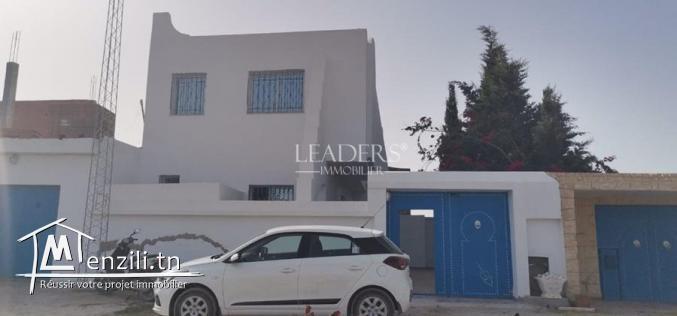 duplex S+2 avec terrasse et abri voiture situé sur l’autoroute à côté de Bir Lobita