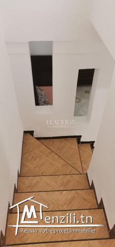 duplex S+2 avec terrasse et abri voiture situé sur l’autoroute à côté de Bir Lobita