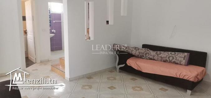 duplex S+2 avec terrasse et abri voiture situé sur l’autoroute à côté de Bir Lobita