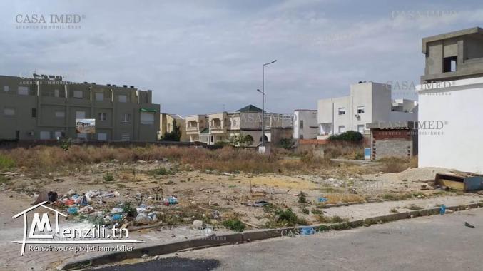 un beau terrain de   438 m²