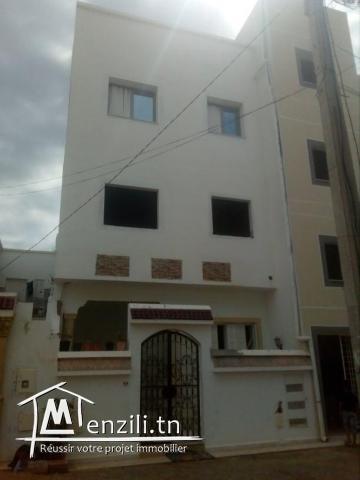 une immeuble de trois appartements