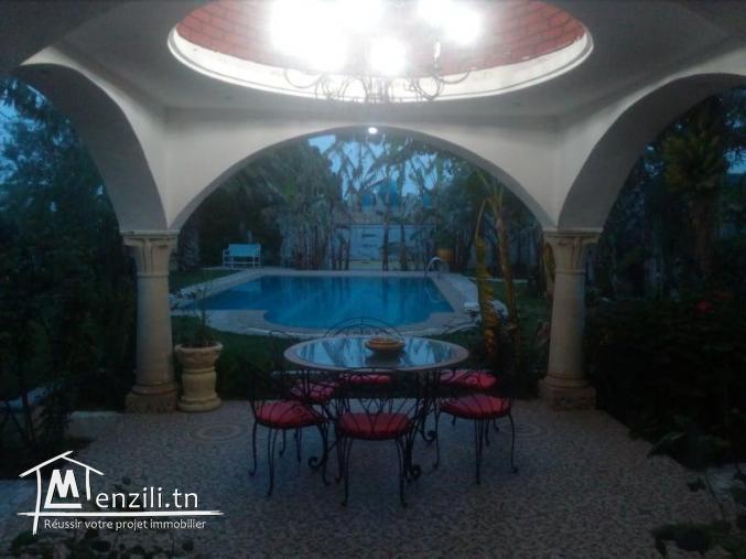 une maison d'hote syr terrain de 2600m