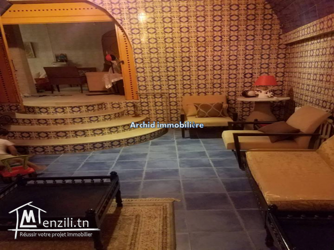 un étage de villa de 217 m2 situé à Bardo centre