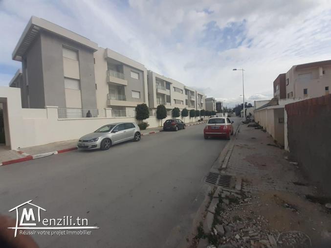 Un  beau terrain à côté  de maison hamdi meddeb à la soukra