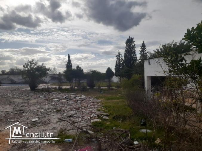 Un  beau terrain à côté  de maison hamdi meddeb à la soukra