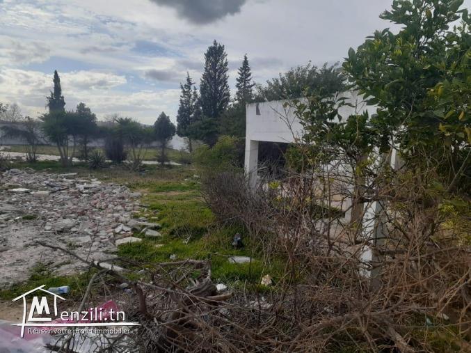Un  beau terrain à côté  de maison hamdi meddeb à la soukra