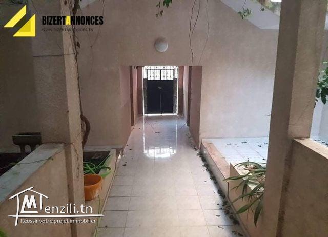 A vendre une belle maison à Menzel Abd Rahmen Bizerte qui ouvre sur 2 routes.