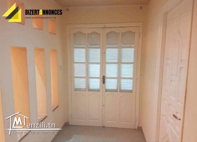 A vendre une belle maison à Menzel Abd Rahmen Bizerte qui ouvre sur 2 routes.