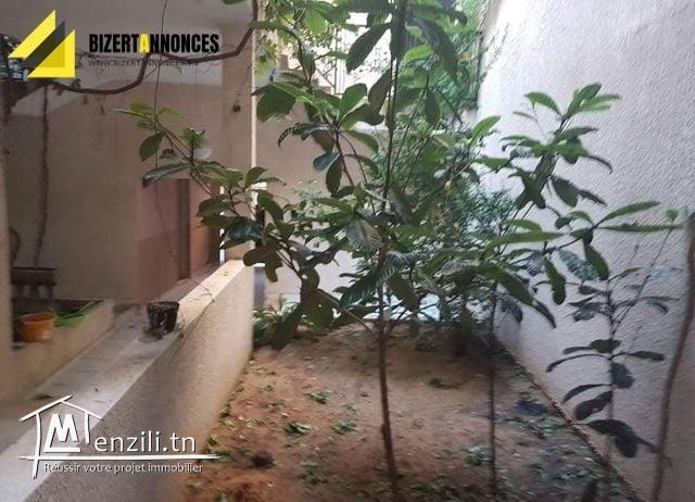A vendre une belle maison à Menzel Abd Rahmen Bizerte qui ouvre sur 2 routes.