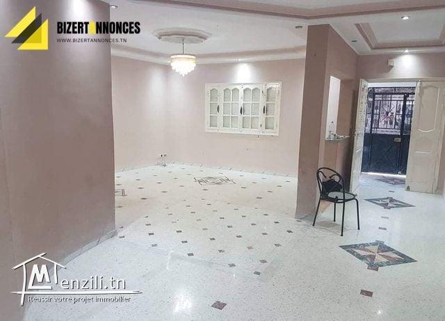 A vendre une belle maison à Menzel Abd Rahmen Bizerte qui ouvre sur 2 routes.