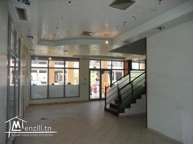 Local avec 2 niveaux (RDC + 1er Etage) en face de Carrefour Market